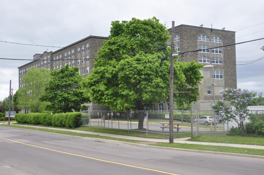 Moncton Suites - Apartments Across Georges Dumont מראה חיצוני תמונה
