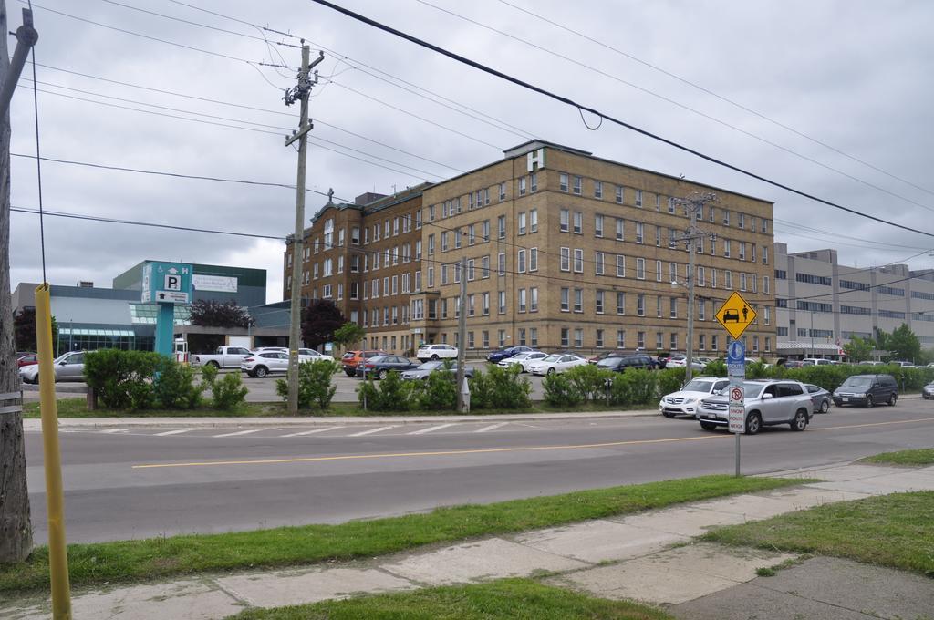 Moncton Suites - Apartments Across Georges Dumont מראה חיצוני תמונה